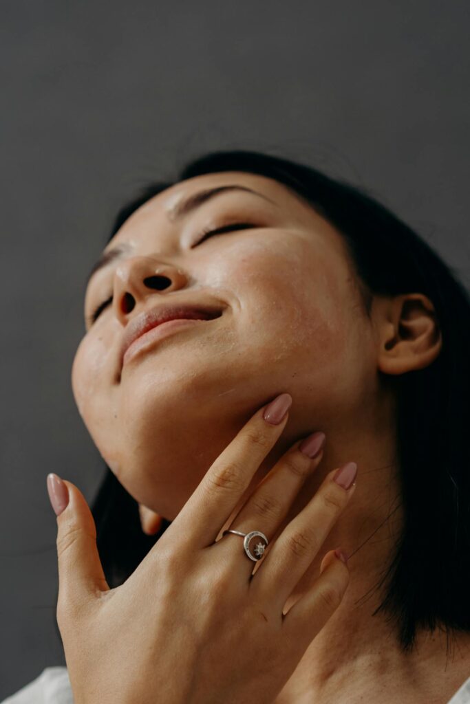 Eine Frau mit glatter Haut nach einer Chemical Peeling Behandlung.