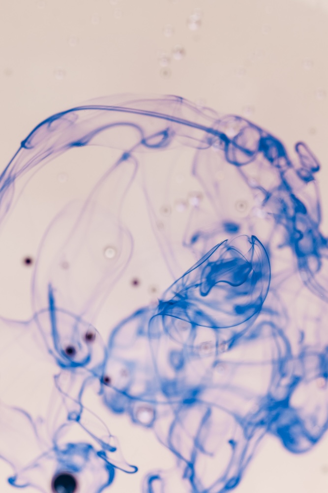 Defokussierter Rauch auf einer weichen, rosa Oberfläche – ein abstraktes Symbol für Verjüngung und Erneuerung. Die Anti-Aging NAD+ Infusion unterstützt die Zellregeneration und fördert Vitalität von innen.